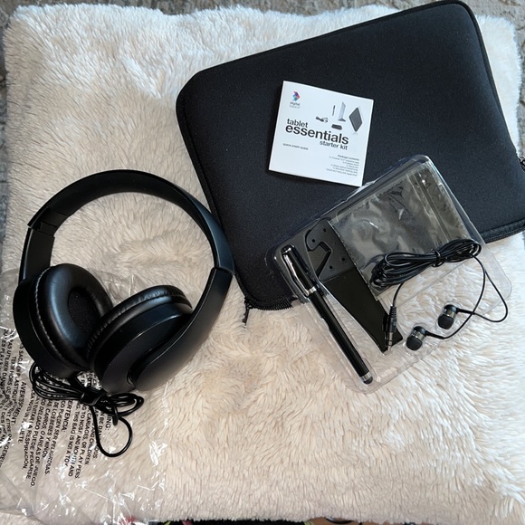 Digital Basics Headphones & starter kit for iPad or tablet-selling all in pic - Picture 2 of 4